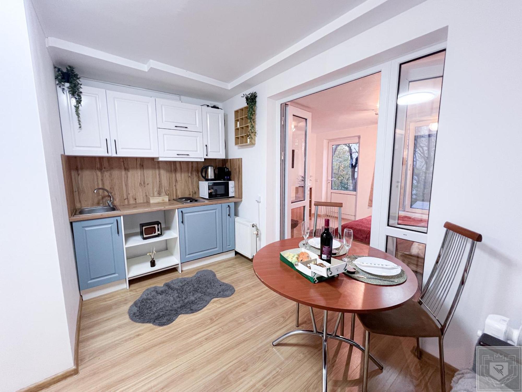 Renthouse Gates #5 Apartment